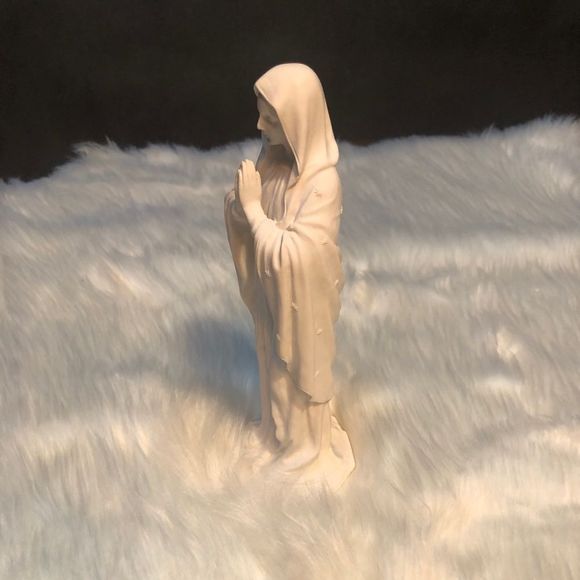 Blessed Virgin Mary Statue - Picture 6 of 8